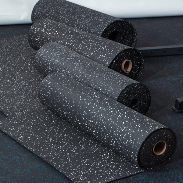 FitNord Gummimatte svart 6 mm (10 m rull), med hvite prikker 5