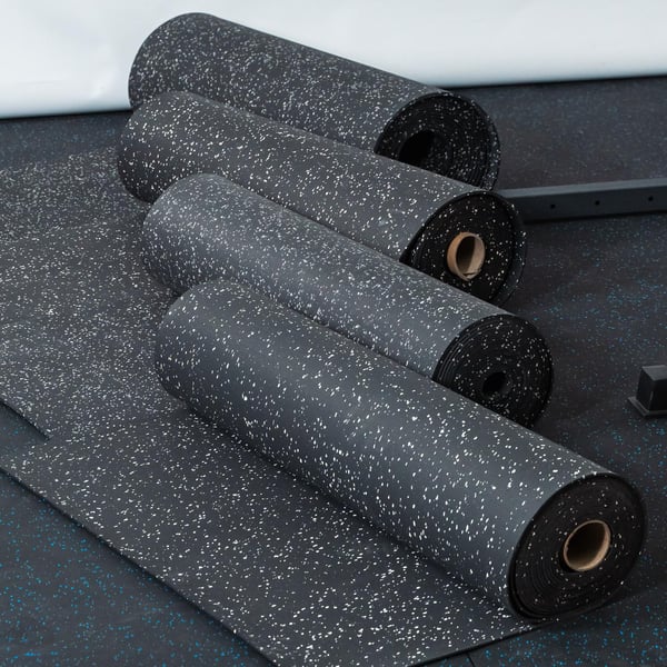 FitNord Gummimatte svart 4 mm (10 m rull) med hvite prikker 5